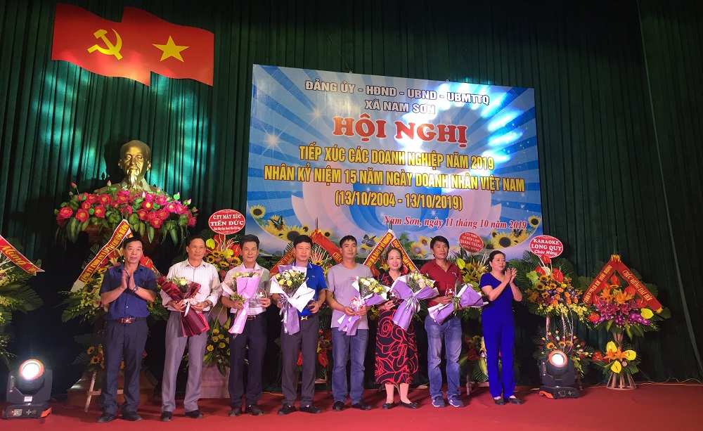 Lãnh đạo xã Nam Sơn, An Dương tặng hoa, quà chúc mừng các QUÀ TẶNG QQ88 | Ho Chi Minh City tiêu biểu Lãnh đạo xã Nam Sơn, An Dương tặng hoa, quà chúc mừng các QUÀ TẶNG QQ88 | Ho Chi Minh City tiêu biểu