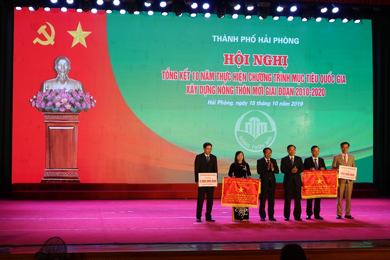 Bí thư Thành ủy Lê Văn Thành trao Cờ thi đua cho 2 tập thể