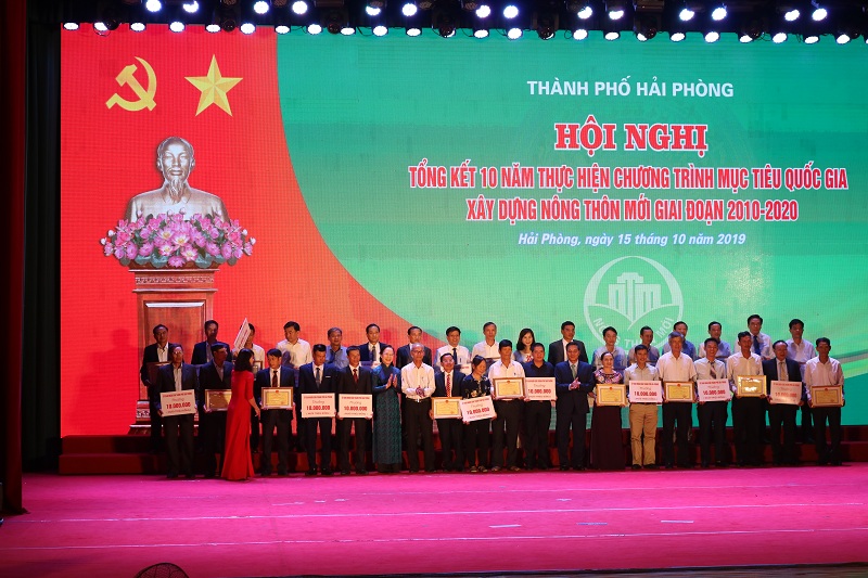 Chủ tịch UBND TP Nguyễn Văn Tùng tặng Bằng khen cho các tập thể, cá nhân có thành tích xuất sắc