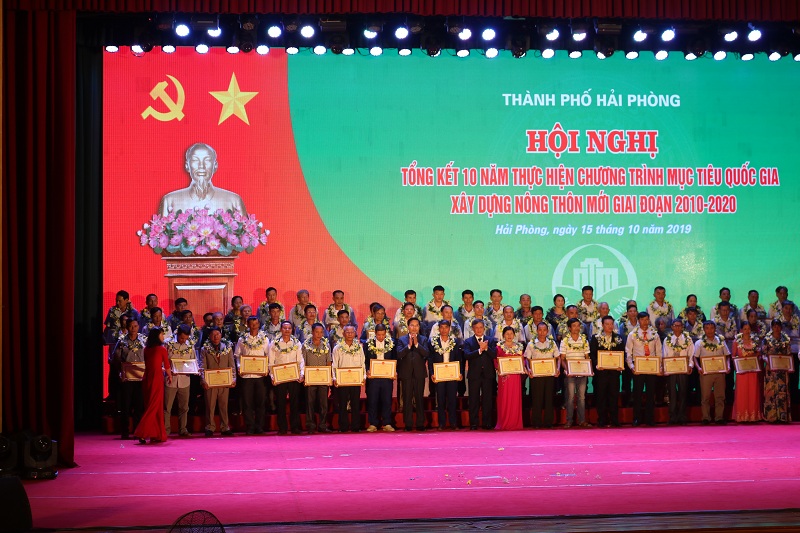 Phó Chủ tịch Thường trực UBND TP Nguyễn Xuân Bình tặng Bằng khen cho các cá nhân xuất sắc