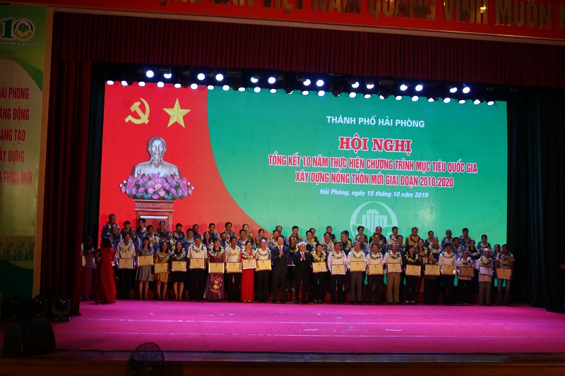 Phó Chủ tịch UBND TP Nguyễn Đình Chuyến tặng Bằng khen cho các cá nhân xuất sắc