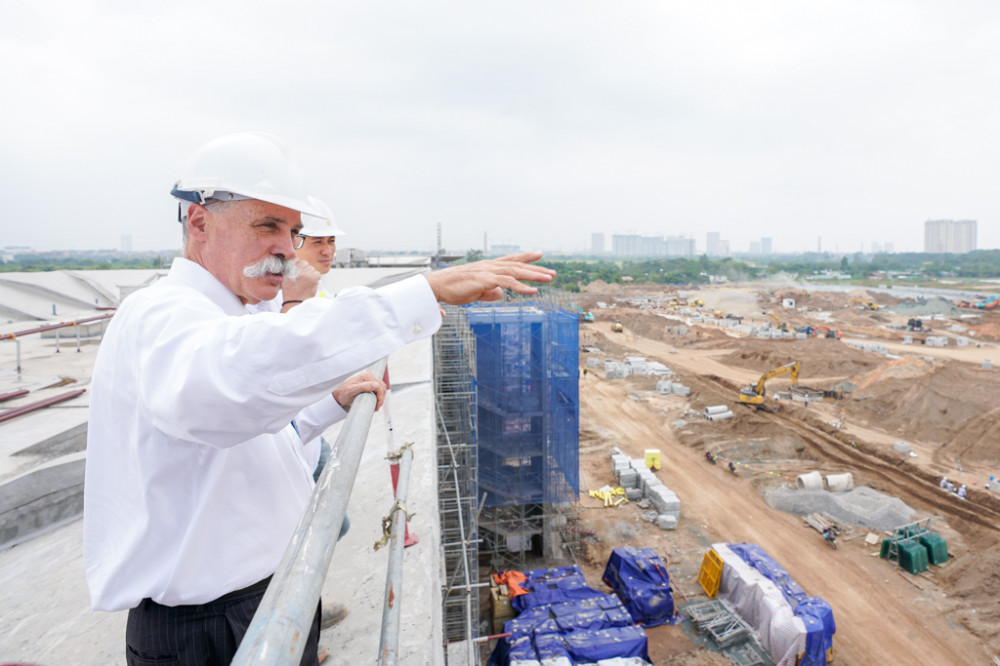 Trước lễ công bố nhà tài trợ chính chặng đua F1 Việt Nam 2020, ông Chase Carey đã đến thăm khu vực trường đua và bày tỏ ấn tượng với tiến độ Đổi quà QQ88 công trình này.