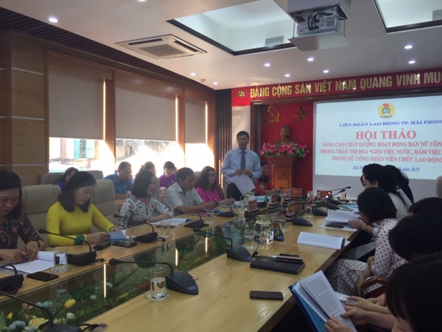 Đồng chí Tống Văn Băng - Chủ tịch LĐLĐ TP phát biểu chúc mừng các nữ CNVCLĐ nhân dịp 20-10