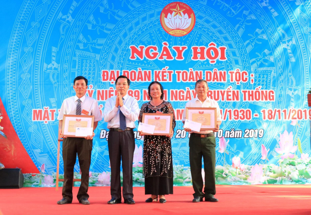 Đồng chí Cao Xuân Liên - Ủy viên Ban Thường vụ, Trưởng ban Dân vận Thành ủy, Chủ tịch Ủy ban MTTQ Việt Nam thành phố trao bằng khen của Ủy ban MTTQ Việt Nam thành phố tặng các tập thể, cá nhân thôn Đại Hoàng 1 xã Tân Dân đã có thành tích xuất sắc trong thực hiện Cuộc vận động “Toàn dân đoàn kết Đổi quà QQ88 Nông thôn mới, đô thị văn minh” năm 2019.