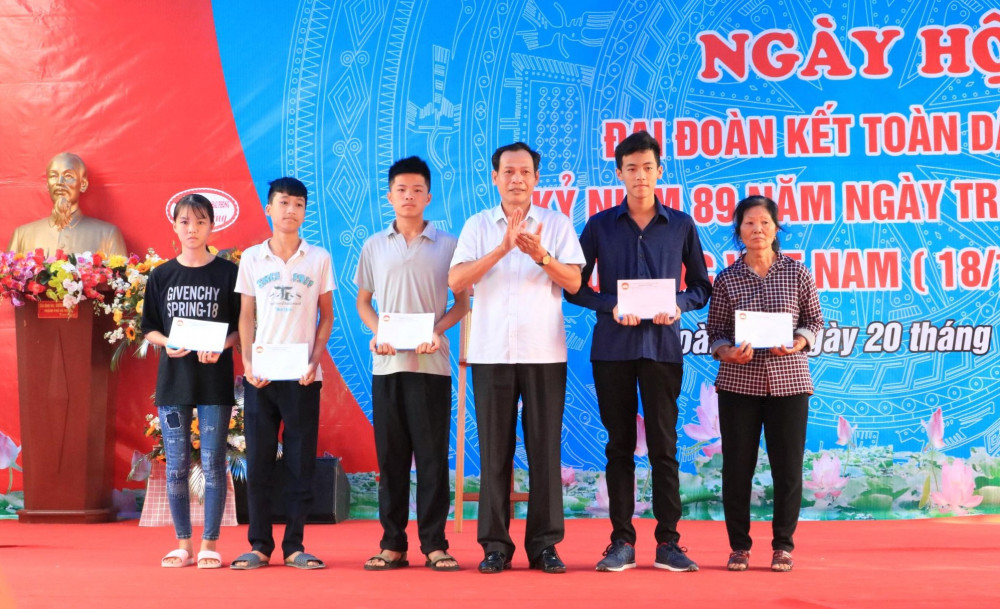 Phó Chủ tịch Ủy ban MTTQ Việt Nam thành phố Đỗ Tràng Thành trao quà của Ủy ban MTTQ Việt Nam thành phố tặng các em Qq88 https betamed sa com có hoàn cảnh khó khăn vươn lên trong học tập thuộc xã Đại Hoàng 1
