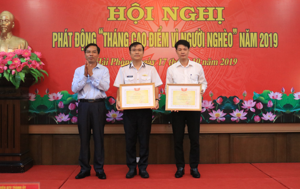 Đồng chí Cao Xuân Liên - Ủy viên Ban thường vụ, Trưởng Ban dân vận Thành ủy, Chủ tịch Ủy ban MTTQ Việt Nam thành phố thừa ủy quyền trao bằng khen của Cao Xuân Liên - Ủy viên Ban thường vụ, Trưởng Ban dân vận Thành ủy, Chủ tịch Ủy ban MTTQ Việt Nam thành phố tặng các tập thể có thành tích xuất sắc