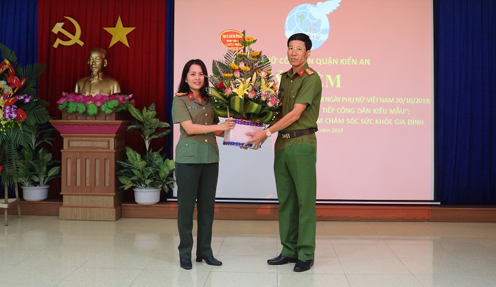 Thượng tá Vũ Xuân Tĩnh – Phó Trưởng CAQ Kiến An tặng hoa chúc mừng QQ8894 kèo WC 2026, hội viên Hội Phụ nữ CAQ