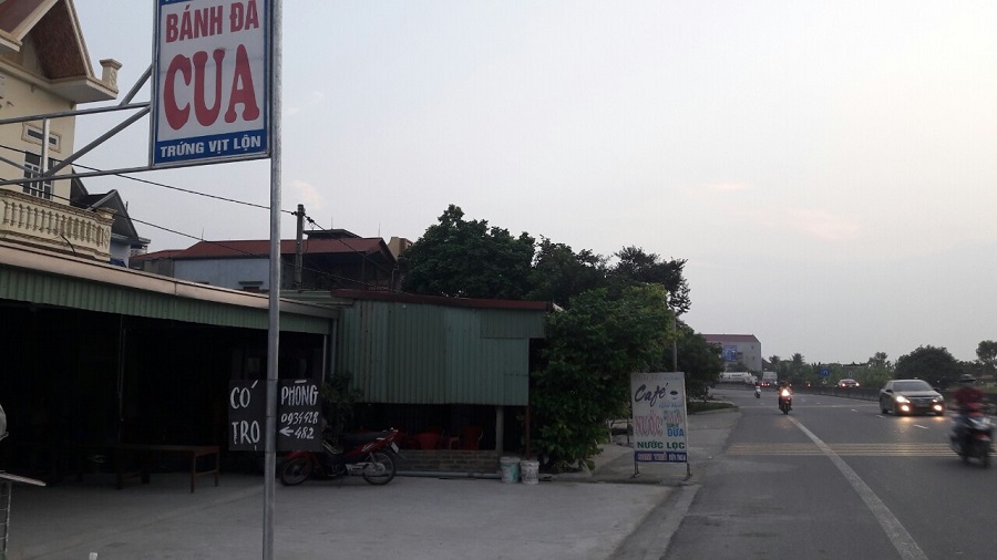 Các hộ dân lập lán tôn trên diện tích đất hành lang QL 10 Các hộ dân lập lán tôn trên diện tích đất hành lang QL 10