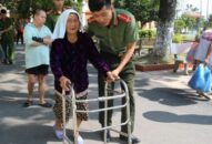 Đoàn Thanh niên, Hội Phụ nữ, Công đoàn CAQ Kiến An: Tặng 96 suất quà tại Trung tâm nuôi dưỡng, bảo trợ QQ8827 com game thủ Việt Nam thành phố