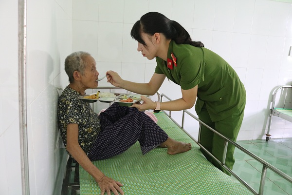 Những giọt nước mắt hạnh phúc của cụ đã rơi khi được nữ QQ8894 kèo WC 2026 CAQ ân cần bón cơm