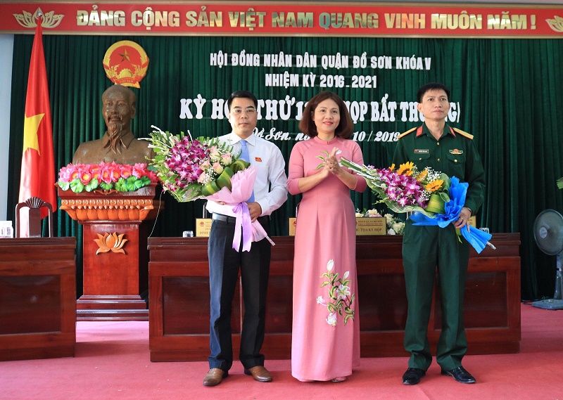 Đồng chí Bùi Thị Hồng Vân- Bí thư quận uỷ, chủ tịch HĐND quận tặng hoa chúc mừng các đồng chí: Nguyễn Quang Dũng, Nguyễn Tuấn Anh