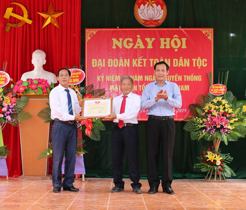 Phó Chủ tịch Ủy ban MTTQ Việt Nam thành phố Đỗ Tràng Thành trao bằng khen của Chủ tịch Ủy ban MTTQ Việt Nam thành phố tặng Đăng Nhập QQ88.COM | Link Trang Chủ QQ888 và QQ8894 kèo WC 2026 thôn An Dụ 2