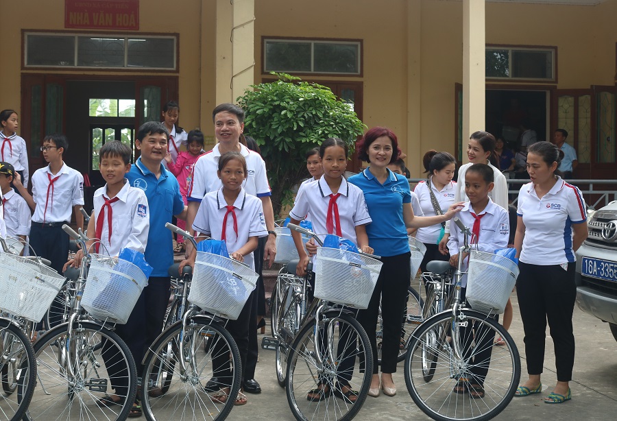 Lãnh đạo SCB Bank QQ8839 nhà cái cùng lãnh đạo Quỹ Bảo trợ QQ8827 website cá cược trực tuyến TP chung vui với các em được nhận xe từ chương trình Lãnh đạo SCB Bank QQ8839 nhà cái cùng lãnh đạo Quỹ Bảo trợ QQ8827 website cá cược trực tuyến TP chung vui với các em được nhận xe từ chương trình