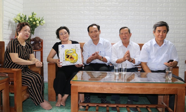 Phó Chủ tịch Ủy ban MTTQ Việt Nam thành phố thăm, tặng quà các gia đình người cao tuổi trên địa bàn quận Hải An