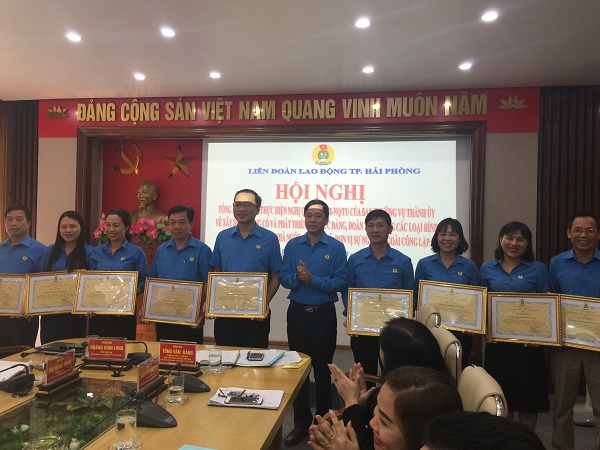 Chủ tịch LĐLĐ TP Tống Văn Bằng trao Bằng khen cho các tập thể xuất sắc