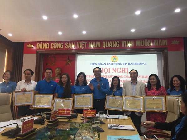 Biểu dương các tập thế, cá nhân có thành tích xuất sắc
