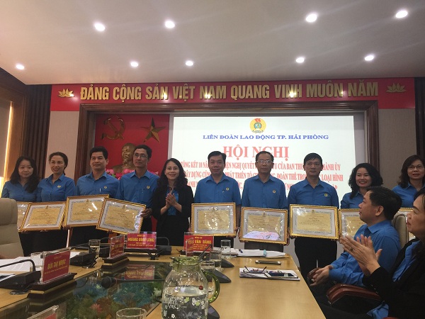 Biểu dương các tập thế, cá nhân có thành tích xuất sắc