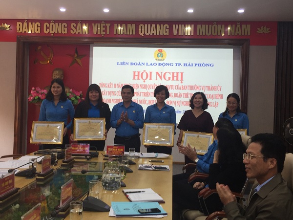 Biểu dương các tập thế, cá nhân có thành tích xuất sắc
