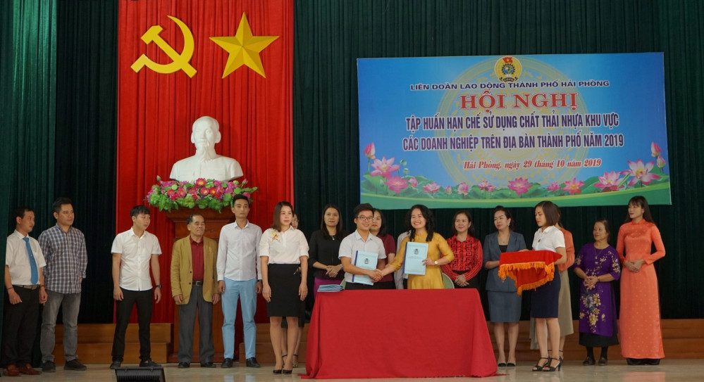Tổ chức ký thỏa thuận thực hiện chương trình với các đơn vị Tổ chức ký thỏa thuận thực hiện chương trình với các đơn vị