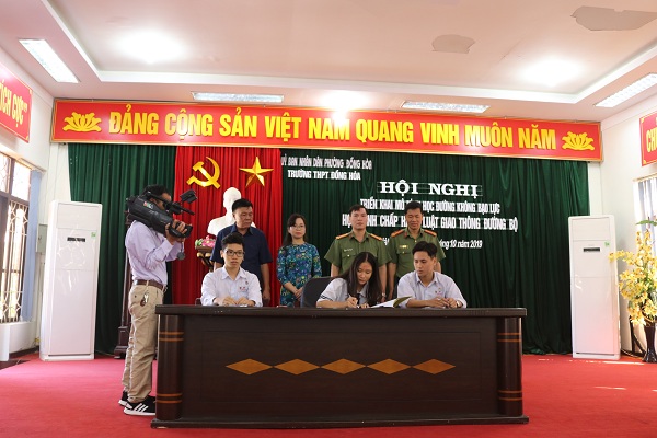 Đại diện HS các khối ký giao ước thi đua triển khai mô hình