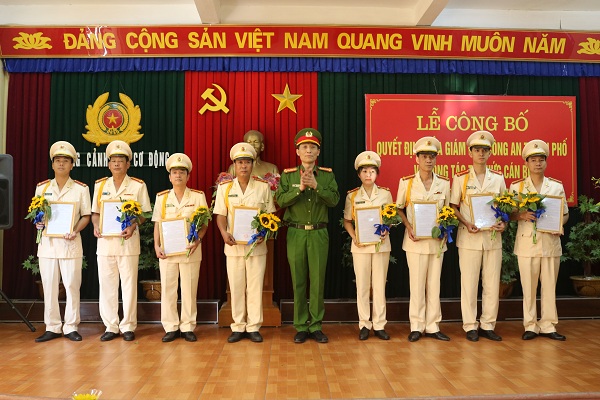 Đại tá Phạm Viết Dũng – Phó Giám đốc CATP trao Trang chủ chính thức QQ88 | Đăng ký , Đăng nhập, tặng hoa cho các đồng chí chỉ huy trực thuộc Phòng PK02