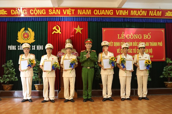 Đại tá Phạm Viết Dũng – Phó Giám đốc CATP trao Trang chủ chính thức QQ88 | Đăng ký , Đăng nhập, tặng hoa cho các đồng chí chỉ huy trực thuộc Phòng PK02