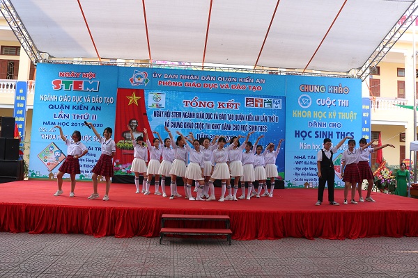 Sôi nổi các tiết mục văn nghệ chào mừng