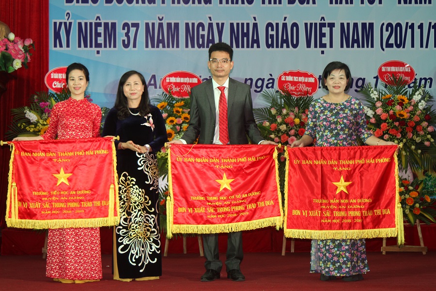 Lãnh đạo huyện An Dương trao cờ thi đua của UBND TP cho 3 trường mầm non, tiểu học và THCS An Dương Lãnh đạo huyện An Dương trao cờ thi đua của UBND TP cho 3 trường mầm non, tiểu học và THCS An Dương