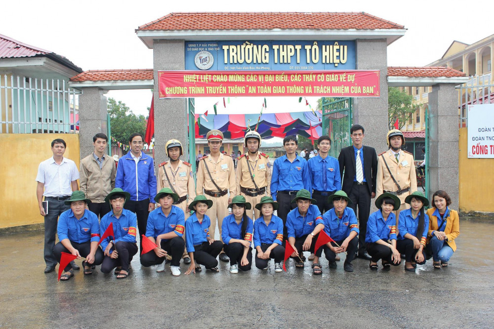 Lực lượng cảnh sát giao thông phối hợp với Đoàn thanh niên các trường trong Cụm chuyên môn số 1 thực hiện tốt mô hình cổng trường ATGT