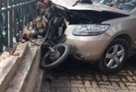QQ8839 nhà cái: Ô tô bất ngờ lao lên vỉa hè, ít nhất 4 người bị thương