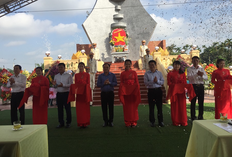 Các đại biểu dâng hương và cắt băng khánh thành Nghĩa trang liệt sĩ thị trấn An Dương Các đại biểu dâng hương và cắt băng khánh thành Nghĩa trang liệt sĩ thị trấn An Dương