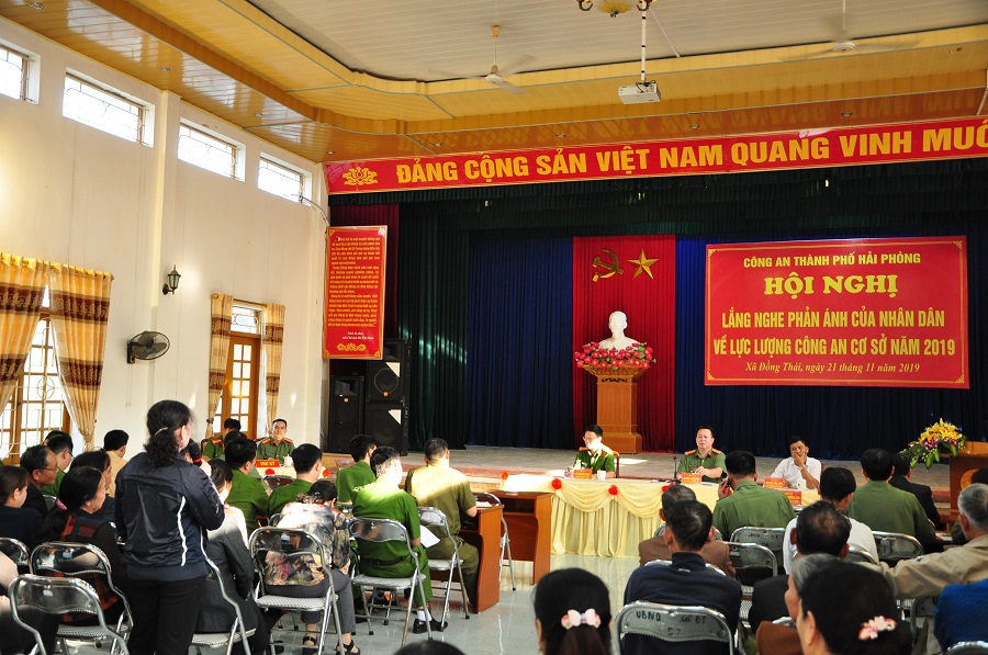 Đại tá Nguyễn Quốc Hùng- Phó Giám đốc CATP lắng nghe ý kiến người dân xã Đồng Thái, An Dương Đại tá Nguyễn Quốc Hùng- Phó Giám đốc CATP lắng nghe ý kiến người dân xã Đồng Thái, An Dương