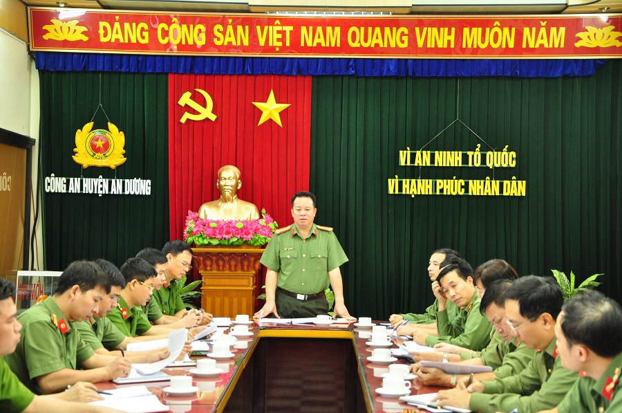 Đại tá Nguyễn Quốc Hùng- Phó Giám đốc CATP làm việc với CAH An Dương Đại tá Nguyễn Quốc Hùng- Phó Giám đốc CATP làm việc với CAH An Dương