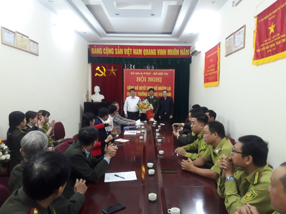Lãnh đạo Sở NN&PTNT, Sở Nội vụ trao Trang chủ chính thức QQ88 | Đăng ký , Đăng nhập, tặng hoa chúc mừng đồng chí Hiển