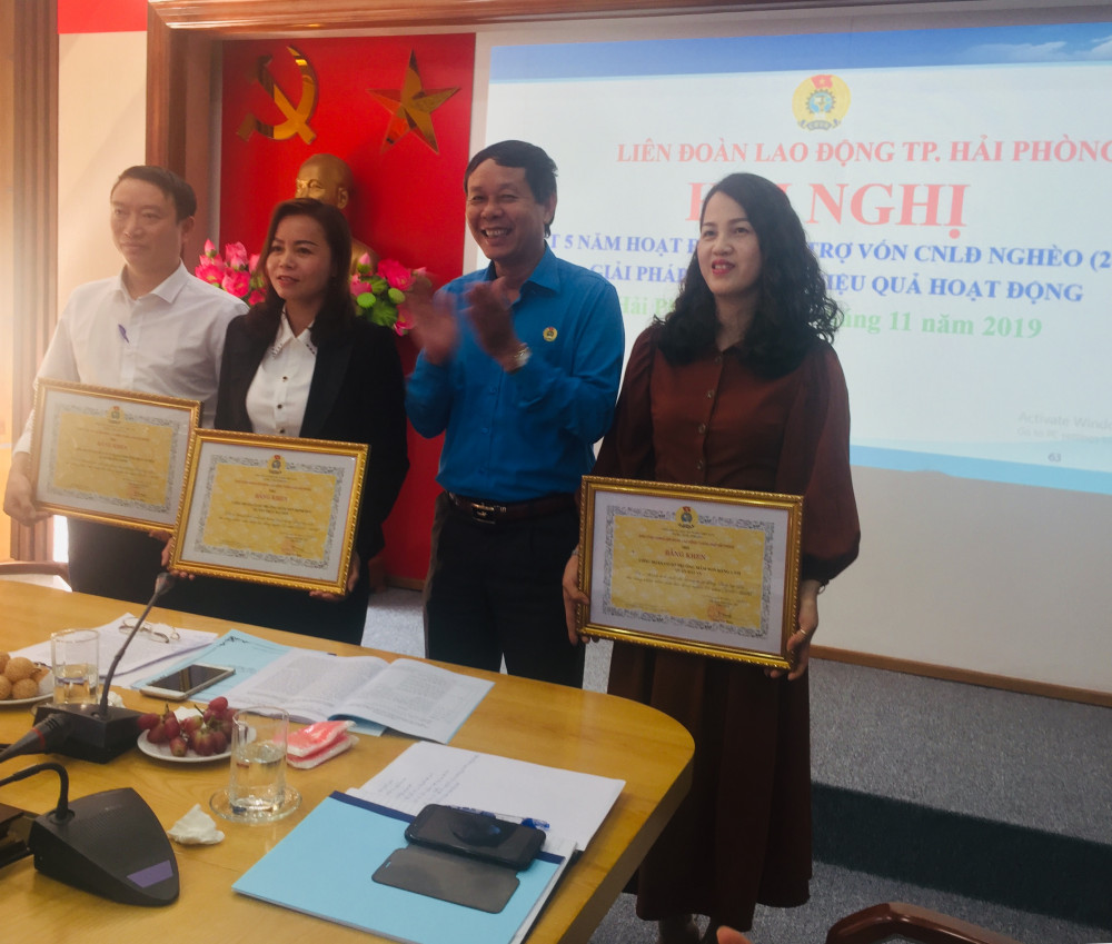 Biểu dương các tập thế, cá nhân có thành tích xuất sắc