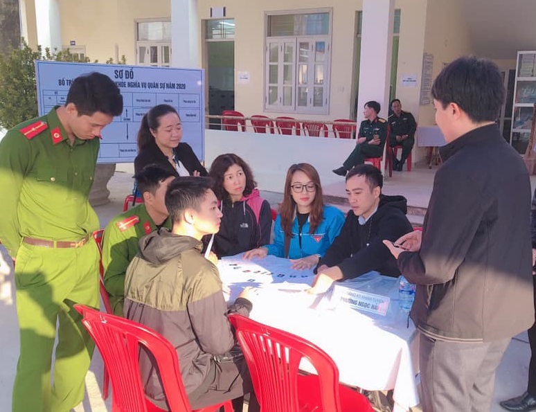 Các công dân tham gia đăng ký khám tuyển nghĩa vụ quân sự