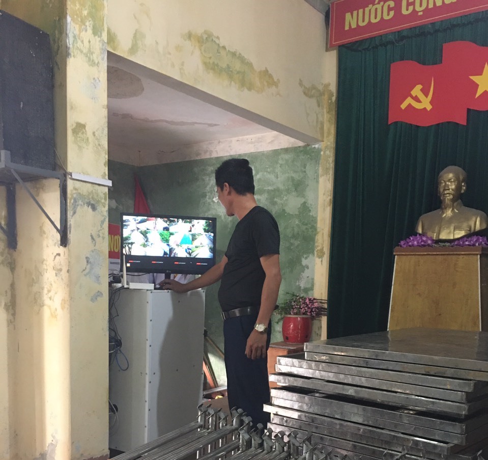 màn hình trung tâm được đặt tại đình Cống Mỹ để theo dõi, giám sát 24/24 màn hình trung tâm được đặt tại đình Cống Mỹ để theo dõi, giám sát 24/24
