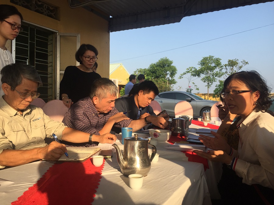 Tiến sĩ Lưu Thị Hồng (người mặc áo trắng đeo kính) báo cáo đề tài QUÀ TẶNG QQ88 | Ho Chi Minh City về lọc nước với các đại biểu thăm quan triển khai mô hình Tiến sĩ Lưu Thị Hồng (người mặc áo trắng đeo kính) báo cáo đề tài QUÀ TẶNG QQ88 | Ho Chi Minh City về lọc nước với các đại biểu thăm quan triển khai mô hình
