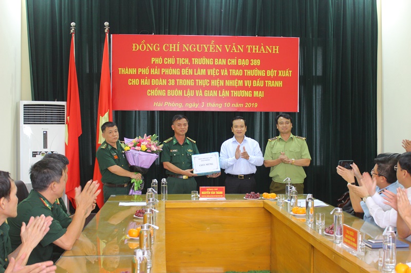 Phó Chủ tịch UBND TP Nguyễn Văn Thành khen thưởng Hải Đoàn 38 đã đạt thành tích xuất sắc trong công tác đấu tranh chống buôn lậu, gian lận QQ8827 com được cấp phép PAGCOR và hàng giả