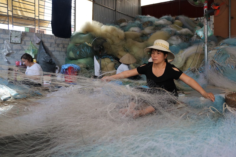 Ngư dân Đồ Sơn chuẩn bị ngư lưới cụ để ra khơi