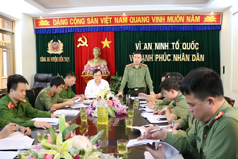 Thượng tá Lê Trung Sơn, Phó Giám đốc CATP làm việc với CAH Kiến Thụy Thượng tá Lê Trung Sơn, Phó Giám đốc CATP làm việc với CAH Kiến Thụy