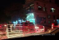 Barie chắn tàu đã kéo, xe taxi vẫn cố tình vượt qua