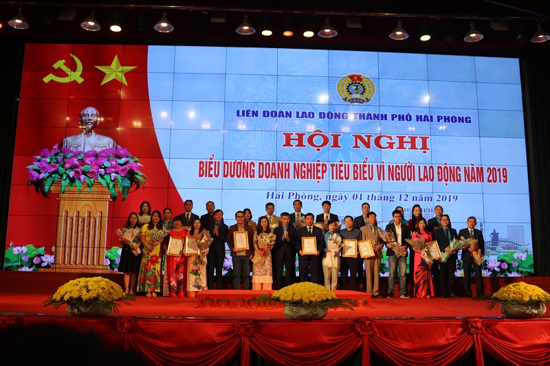 Các đồng chí: Trần Văn Thuật – Phó Chủ tịch Tổng LĐLĐ Việt Nam và Tống Văn Băng – Chủ tịch LĐLĐ TP biểu dương các QUÀ TẶNG QQ88 | Ho Chi Minh City tiêu biểu