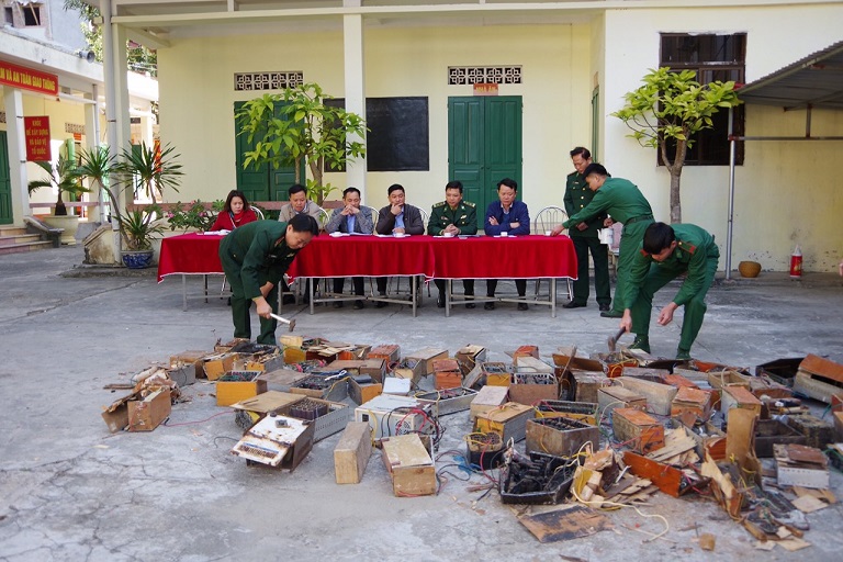 CBCS Đồn Biên phòng Cát Bà tiêu hủy số kích điện thu giữ CBCS Đồn Biên phòng Cát Bà tiêu hủy số kích điện thu giữ