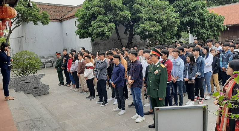 Đoàn sinh viên Lào tham quan đền thờ Trạng Trình Nguyễn Bỉnh Khiêm