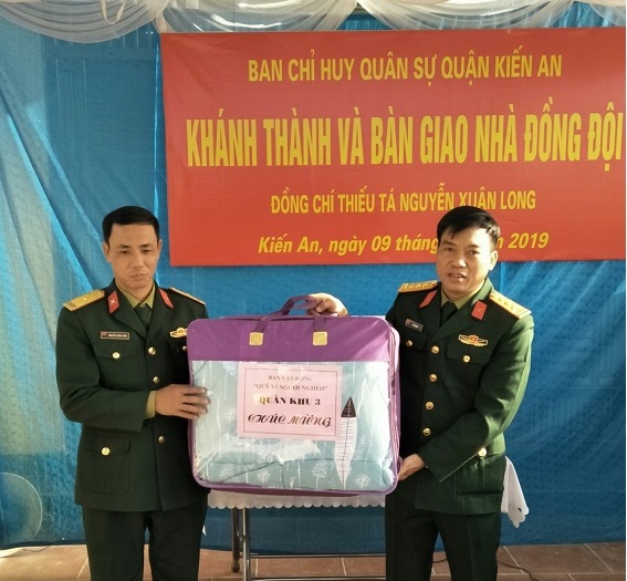 Các phần quà ý nghĩa được trao tặng gia đình đồng chí Nguyễn Xuân Long Các phần quà ý nghĩa được trao tặng gia đình đồng chí Nguyễn Xuân Long