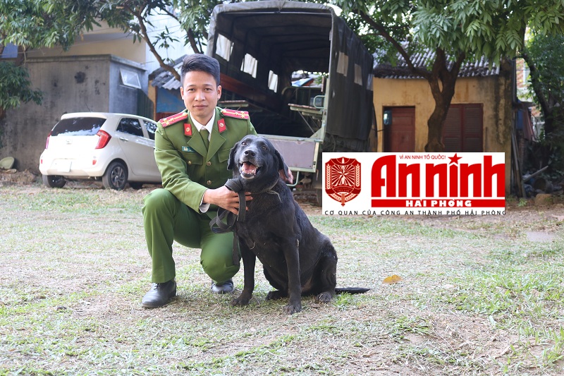 Thượng úy Bùi Văn Vinh khoe chú Mick vừa giành giải Nhất vòng Sơ khảo cụm 1 và giải Nhì vòng Chung kết toàn TRANG CHỦ QQ88.COM ĐĂNG KÝ thi “Chó nghiệp vụ CAND lần thứ 4”