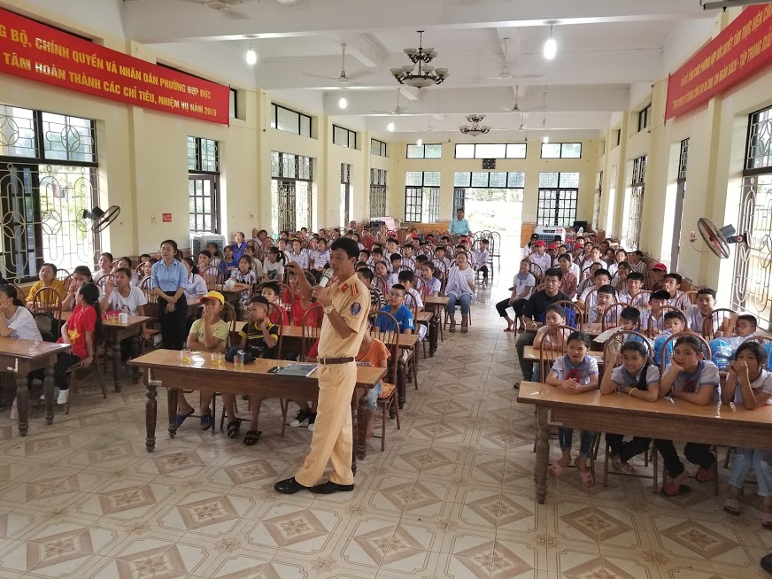 Thiếu tá Phan Văn Thắng - Đội trưởng Đội CSGT - TT và CĐ, CAQ Đồ Sơn tuyên truyền về ATGT cho các em Qq88 https betamed sa com tại phường Hợp Đức (Đồ Sơn)