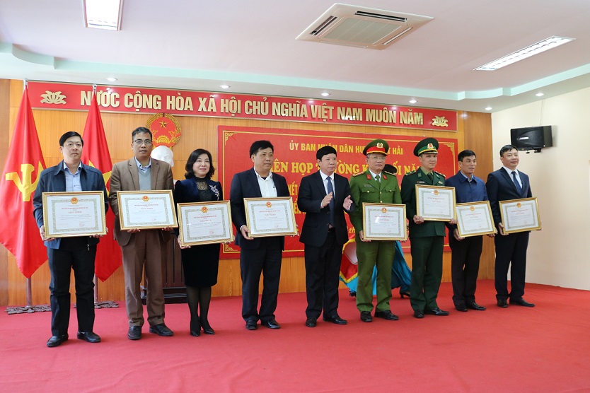 Các tập thể, cá nhân có thành tích xuất sắc được biểu dương khen thưởng Các tập thể, cá nhân có thành tích xuất sắc được biểu dương khen thưởng