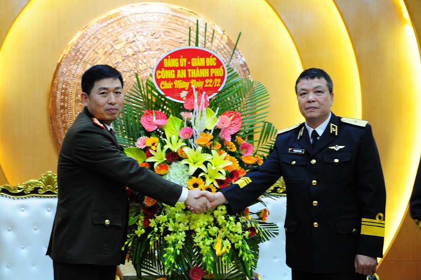 Đại tá Vũ Thanh Chương, Giám đốc CATP trao hoa chúc mừng Thiếu tướng Phạm Như Xuân, Phó Tư lệnh Bộ Tư lệnh Hải quân nhân dịp QQ8827 nhận thưởng hấp dẫn 75 năm ngày thành lập QĐND Việt Nam Đại tá Vũ Thanh Chương, Giám đốc CATP trao hoa chúc mừng Thiếu tướng Phạm Như Xuân, Phó Tư lệnh Bộ Tư lệnh Hải quân nhân dịp QQ8827 nhận thưởng hấp dẫn 75 năm ngày thành lập QĐND Việt Nam